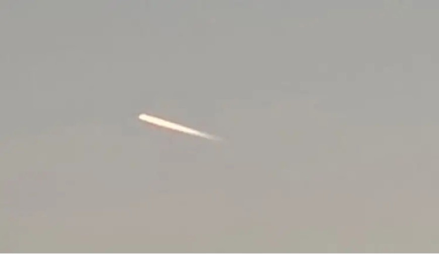 খুলনার আকাশে হঠাৎ আলোর ঝলক...