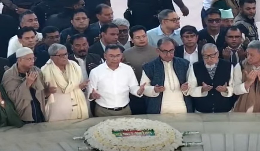 বাবার কবর জিয়ারতে জলভরা চোখে তারেক