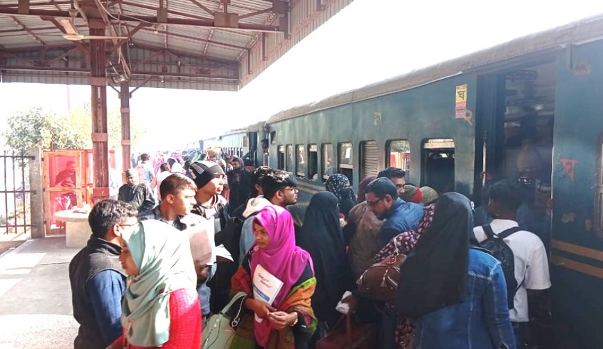 বেনাপোল কমিউটারের বেসরকারি ব্যবস্থাপনা প্রথম দিনেই সাড়া ফেলেছে