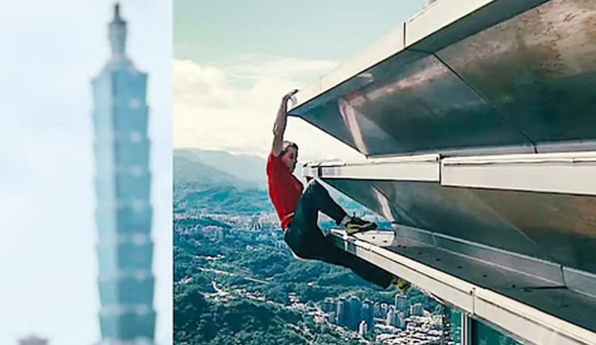 খালি হাতে ১০১ তলা ভবনে বেয়ে উঠলেন অ্যালেক্স হনল্ড