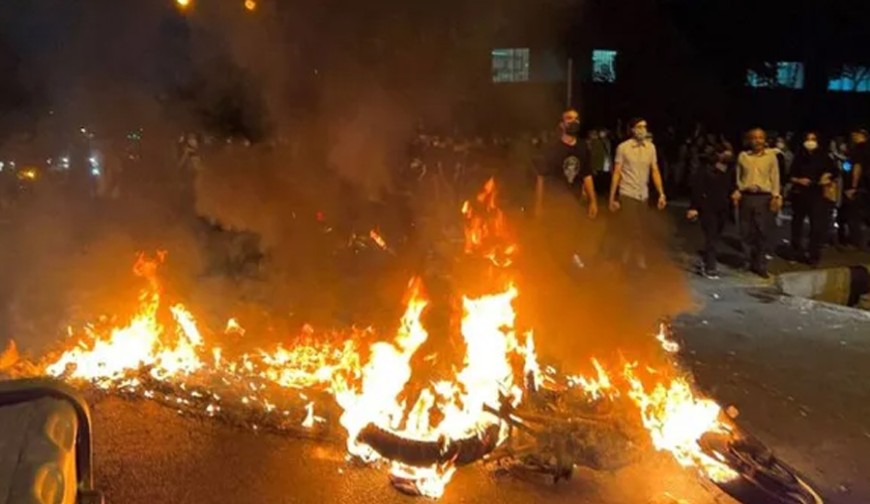 বিক্ষোভে উত্তাল ইরান: ট্রাম্পের মদদের অভিযোগ খামেনির