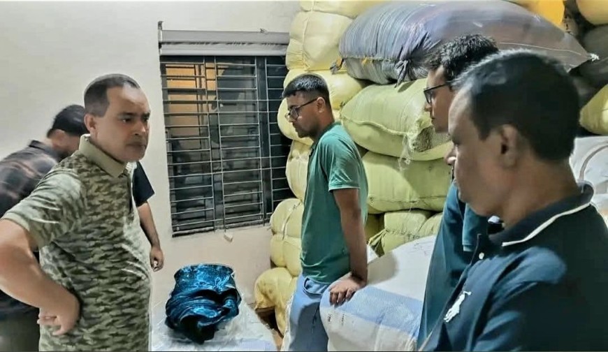বেনাপোল বন্দর থেকে পাচার হওয়া ১০২ বস্তা ভারতীয় কাপড় পুরান ঢাকায় জব্দ, আটক ৩