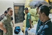 বেনাপোল বন্দর থেকে পাচার হওয়া ১০২ বস্তা ভারতীয় কাপড় পুরান ঢাকায় জব্দ, আটক ৩