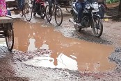 দেড়শ বছরের পুরনো শহরে যন্ত্রণা নিয়ে বাস