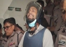আয়াসের জামিন শুনানি চলাকালে বিচারকের সামনে দুই পক্ষের আইনজীবীদের হাতাহাতি