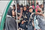 বেনাপোলে এক ইজিবাইকে ১৩ শিশু!