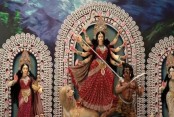 আজ বিজয়া দশমী, ঢাক-শঙ্খের ধ্বনিতে বিদায়ের আবহ