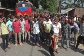 ইজিবাইক চলাচলে বাধা ও মারধরের প্রতিবাদে চালকদের সড়ক অবরোধ