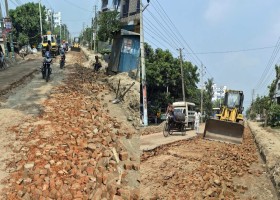 ঝিনাইদহে সাড়ে ৪ কিলোমিটার রাস্তা নির্মাণে ম্যাকাডমের স্থলে দেওয়া হচ্ছে আস্ত ইট