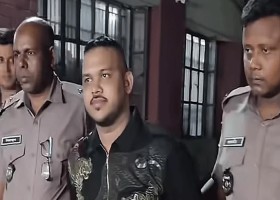 প্রিজন ভ্যান থেকে নামিয়ে ‘পিচ্চি রাজাকে’ বোনের প্রাইভেটকারে তুলে দেয় পুলিশ