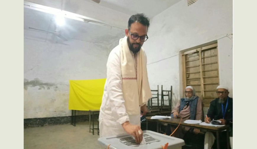 বেনাপোলে নিজ কেন্দ্রে ভোট দিলেন বিএনপি প্রার্থী নুরুজ্জামান লিটন