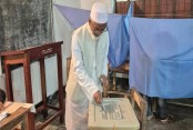 সকালের আলোয় ভোট দিলেন মাওলানা আজিজুর রহমান: শার্শায় উৎসবমুখর পরিবেশ