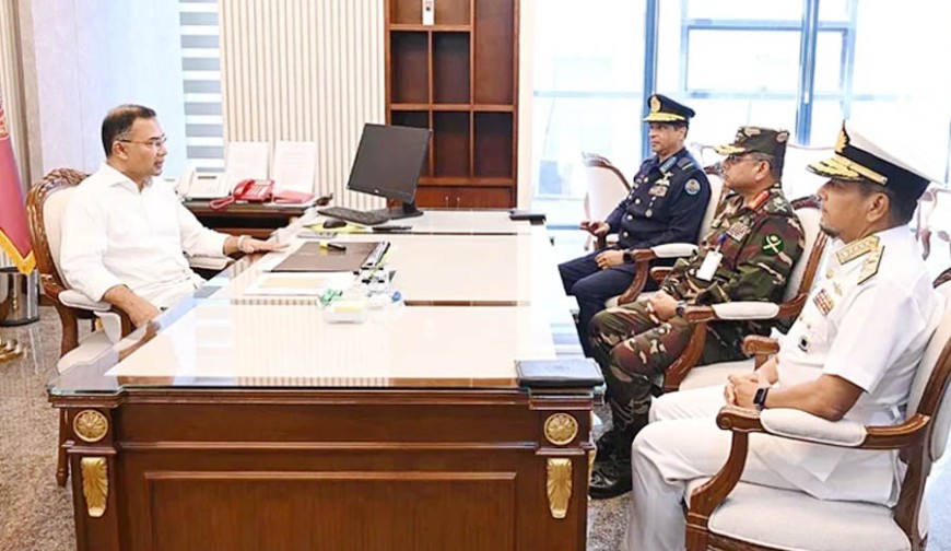 প্রধানমন্ত্রীর সঙ্গে তিন বাহিনী প্রধানের সাক্ষাৎ