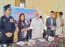 ঝিকরগাছায় পাবলিক লাইব্রেরি গড়তে লাখ টাকা অনুদান দিলেন এমপি ডা. ফরিদ