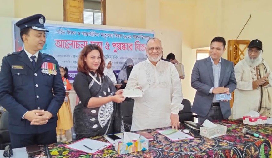 ঝিকরগাছায় পাবলিক লাইব্রেরি গড়তে লাখ টাকা অনুদান দিলেন এমপি ডা. ফরিদ