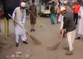 রাজপথে ঝাড়ু হাতে জনতার সেবক আজীজুর রহমান