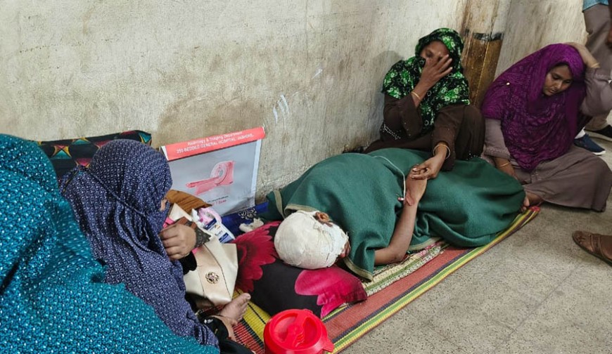 যাত্রীবেশে রিকশাচালককে কুপিয়ে হত্যার চেষ্টা, হাসপাতালে মৃত্যুঝুঁকিতে