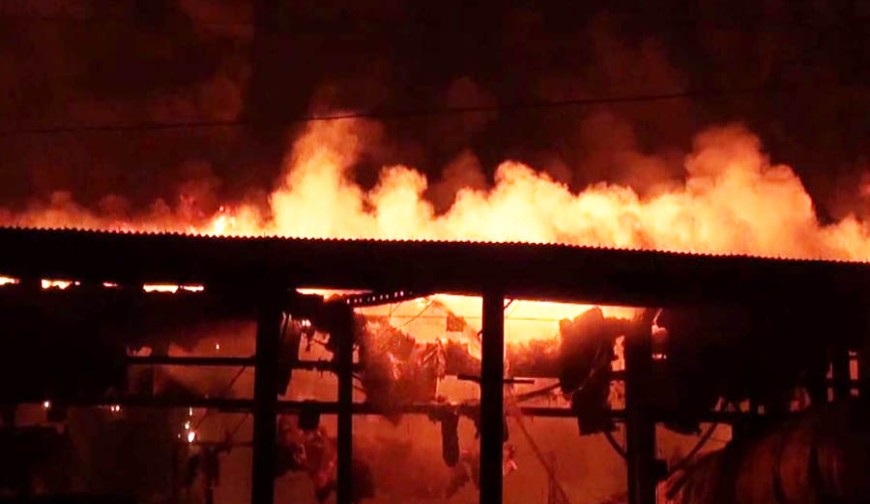 যশোরে আফিল ব্রিকসে অগ্নিকাণ্ড