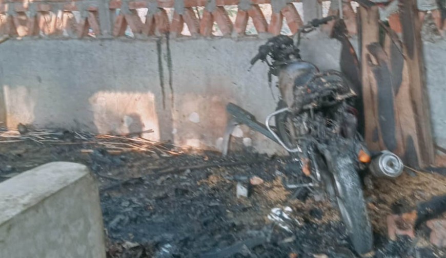 বাঘারপাড়ায় শিশুর খেলা থেকে আগুন , পুড়েছে গোয়ালঘর ও মোটরসাইকেল