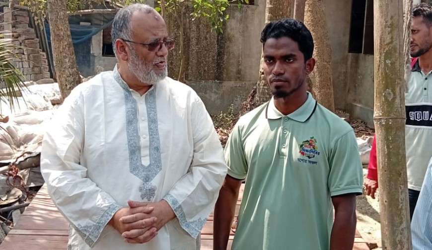 ঝিকরগাছায় হামলার শিকার শিবির নেতার পাশে এমপি মোসলেহ উদ্দিন ফরিদ