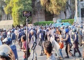 ইনকিলাব মঞ্চের অবস্থান কর্মসূচিতে পুলিশের লাঠিচার্জ, জাবের জুমা আম্মারসহ আহত ২৫