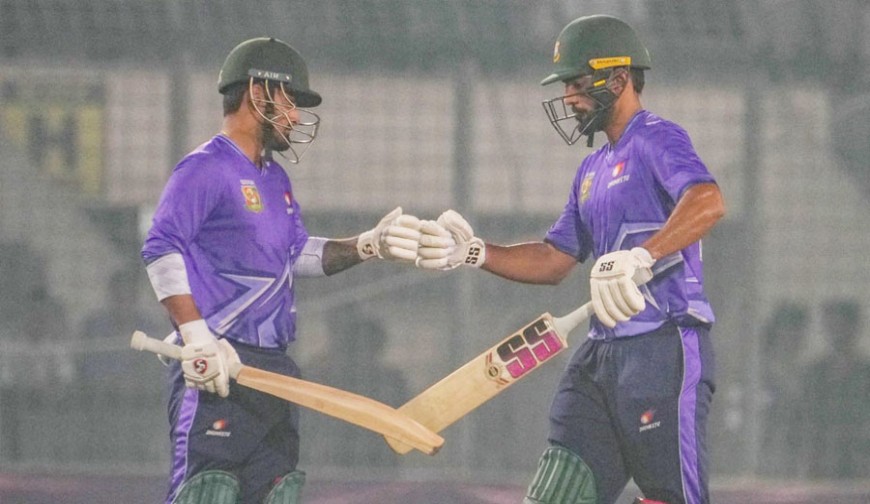 দুর্বারের মুখোমুখি ধূমকেতু