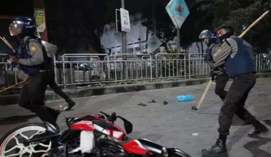 শাহবাগে ফের পুলিশের পিটুনিতে ইনকিলাব মঞ্চের শতাধিক কর্মী আহত