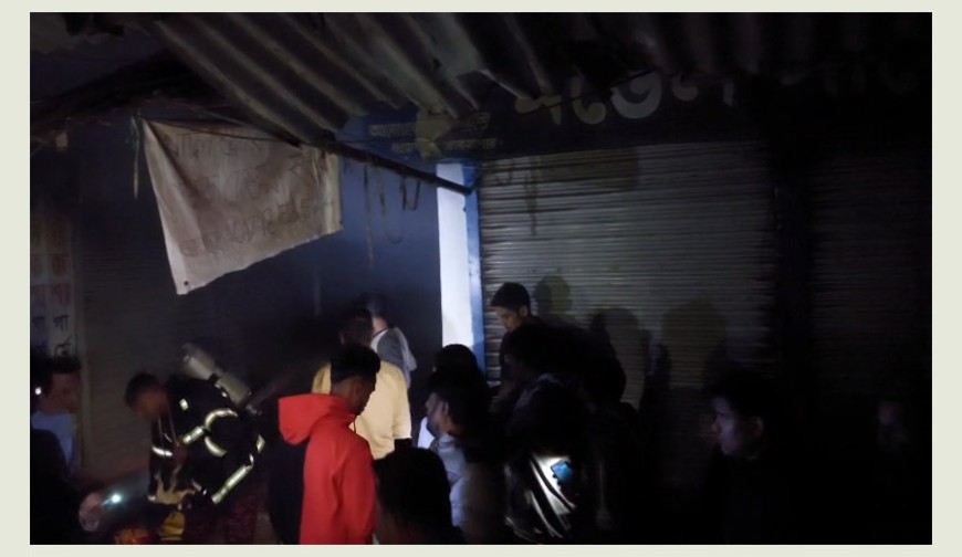 নওয়াপাড়ায় কাপুড়িয়া পট্টিতে আগুন, অল্পের জন্য বড় ধরনের রক্ষা