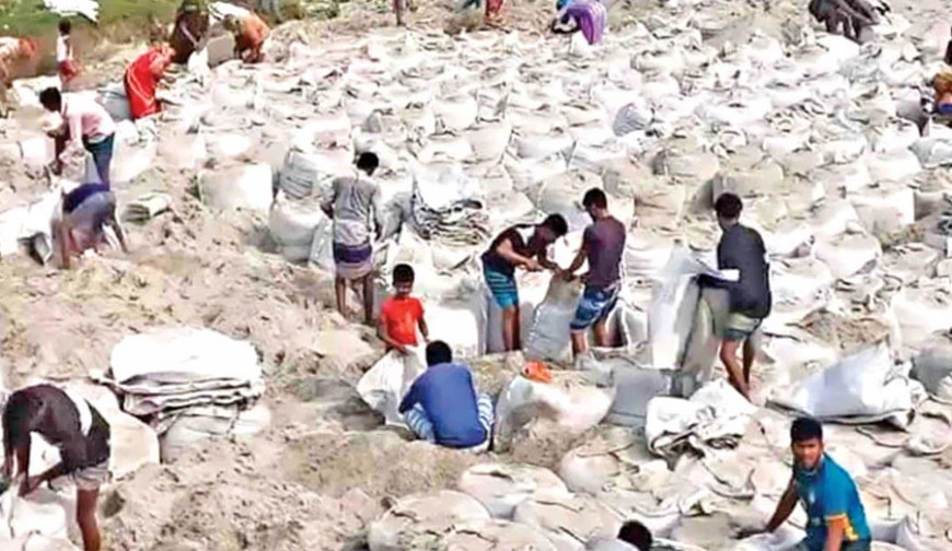শরীয়তপুরে পদ্মার তীর রক্ষা বাঁধের ১৩ হাজার জিও ব্যাগ লুট