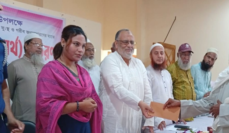 প্রধানমন্ত্রীর ত্রাণ ও কল্যাণ তহবিল থেকে ঝিকরগাছায় ঈদ উপহার ও নগদ অর্থ বিতরণ