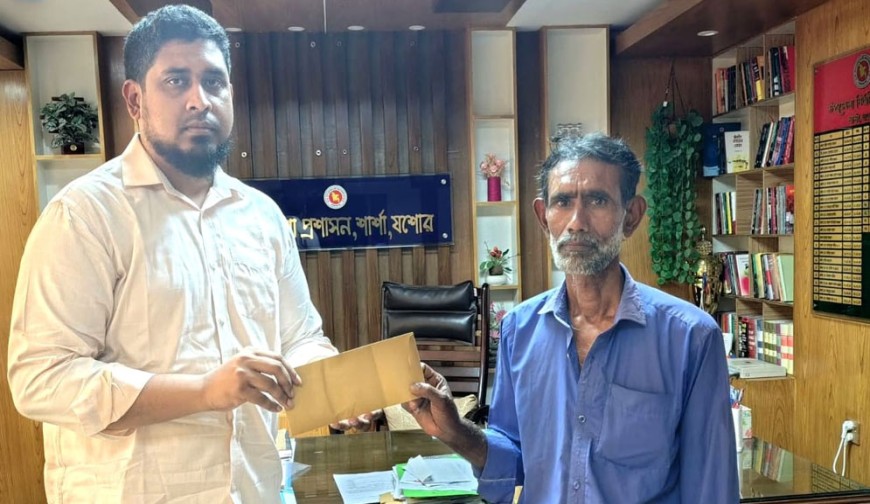 শার্শায় দগ্ধ গৃহবধূর পাশে উপজেলা প্রশাসন, ঢাকায় চিকিৎসাধীন আফিয়া