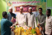 খুলনা বিএল কলেজের কর্মচারীদের মাঝে ছাত্রশিবিরের ঈদ উপহার বিতরণ