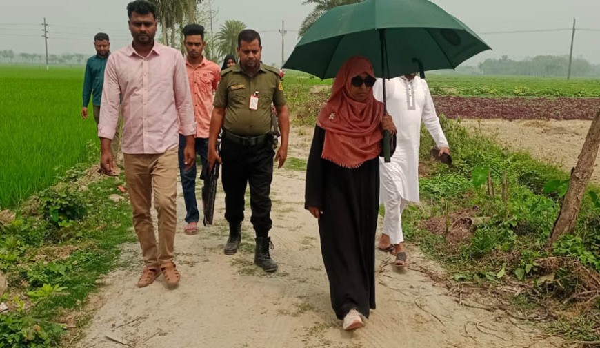 পায়ে হেটে গ্রামীণ উন্নয়ন কাজ তদারকী করলেন যশোর সদর ইউএনও