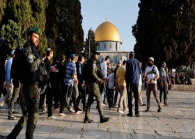 ঈদের নামাজে আল-আকসায় আসা ফিলিস্তিনিদের সাথে পুলিশের সংঘর্ষ