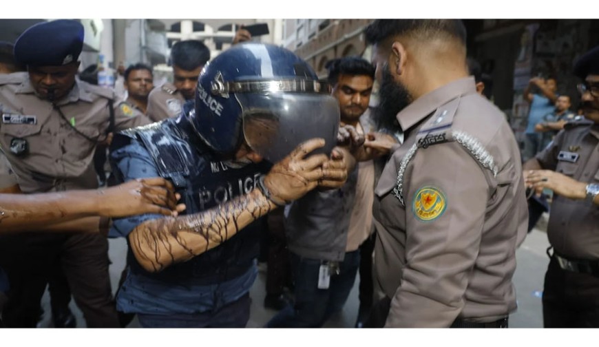 মাসুদ উদ্দিন চৌধুরীর ওপর ময়লা পানি নিক্ষেপ