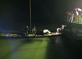 পদ্মা পাড়ে সন্তান খুঁজছে মাকে, স্বামী স্ত্রীকে