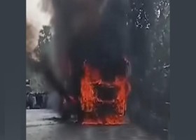 যশোরে চলন্ত বাসে আগুন: অল্পের জন্য রক্ষা পেলেন অর্ধশতাধিক যাত্রী