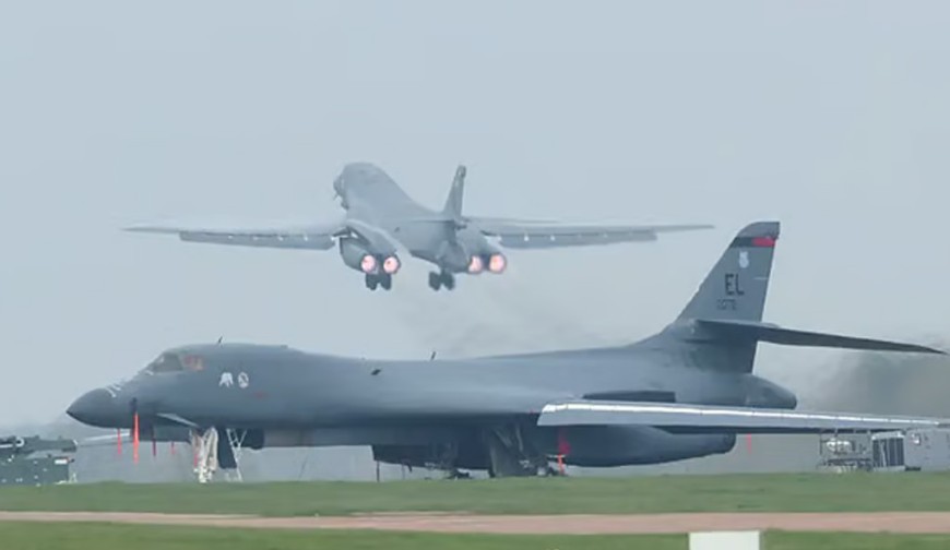 ব্রিটিশ ঘাঁটি থেকে মার্কিন বোমারু বিমানের উড্ডয়ন