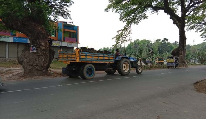 মহাসড়কে অবৈধ মাটির ট্রাক্টর চলছে প্রশাসনের চোখের সামনে