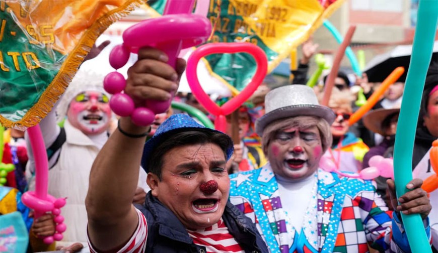 হাসি কেড়ে নিচ্ছে রাজ ফরমান, লা পাজে জোকারদের প্রতিবাদ