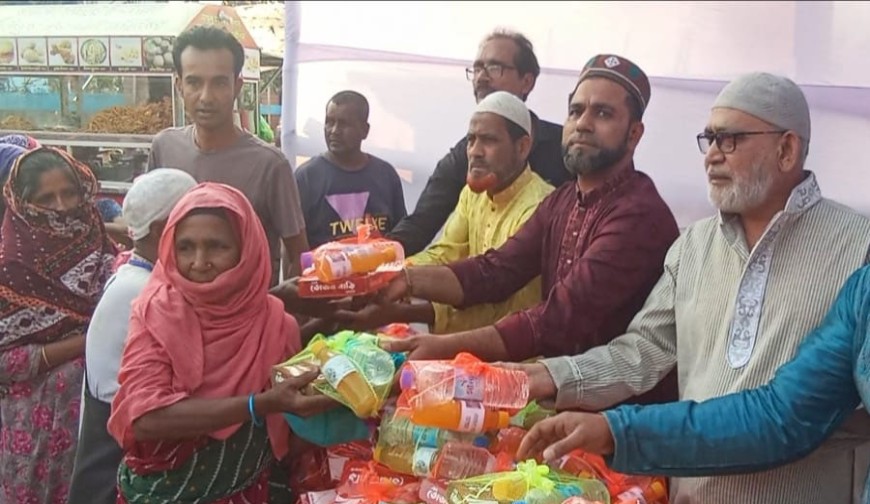 ৭শ পথচারীর মাঝে ভোজন বাড়ির ইফতার বিতরণ