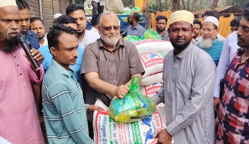 উপহার নিয়ে ক্ষতিগ্রস্তদের আঙিনায় স্বয়ং সংসদ সদস্য
