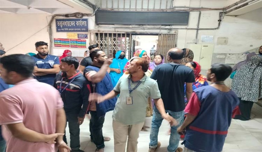 যশোর ২৫০ শয্যা হাসপাতালে স্বেচ্ছাসেবকদের অবস্থান কর্মসূচি