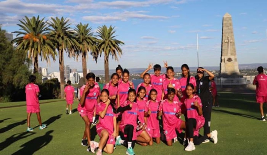 বিশকাপের স্বপ্ন নিয়ে ঋতুপর্ণার দল এখন পার্থে