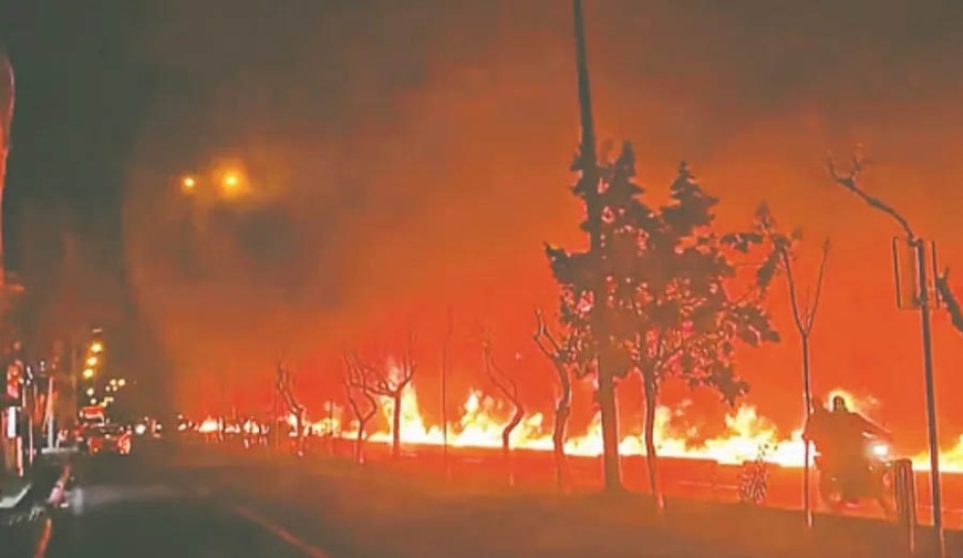 তেহরানে সড়কের পাশে যেন ‘আগুনের নদী’