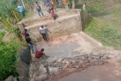 শার্শায় ধসে পড়ল পুরাতন ব্রিজ: দুর্ভোগে এলাকাবাসী