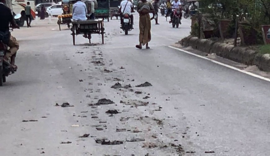 বেনাপোল বাজারেই পিচের সড়কের ওপর মাটির আস্তারণ