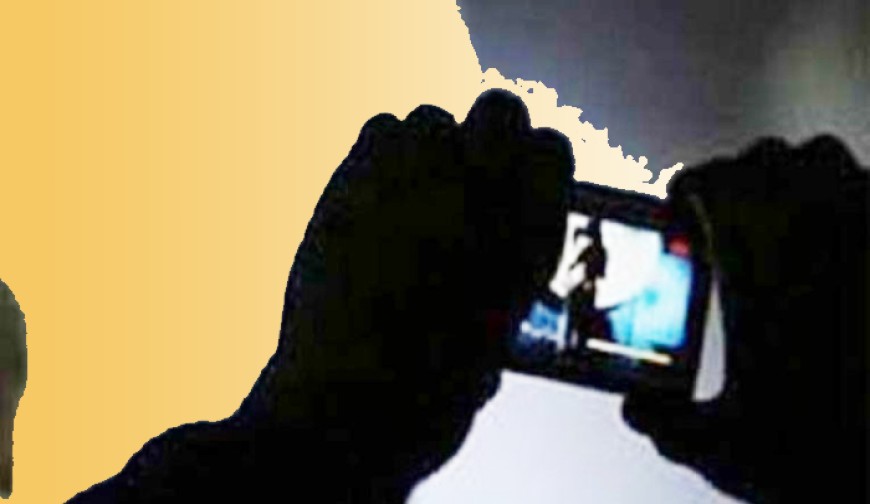 স্বামী ও স্বামী’র প্রেমিকার বিরুদ্ধে পর্ণোগ্রাফি আইনে স্ত্রী’র মামলা