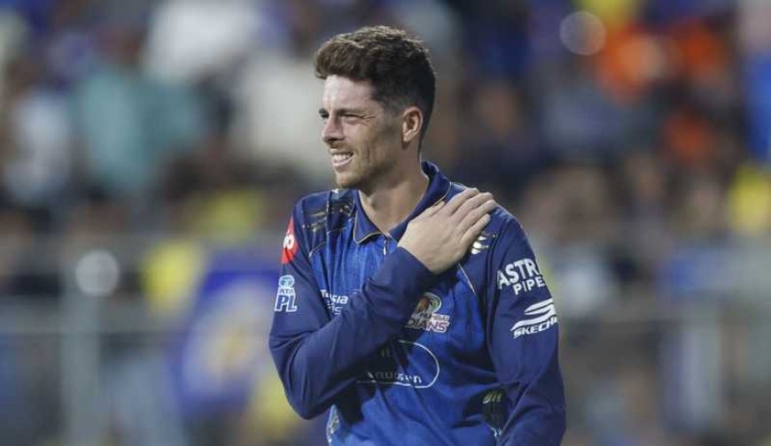 কাঁধের চোটে ছিটকে গেলেন স্যান্টনার