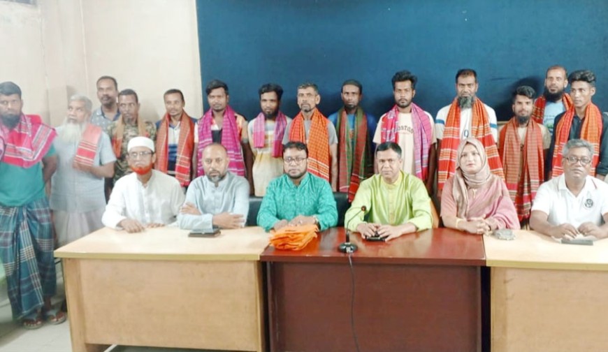মে দিবসে শ্রমিকদের মাঝে গামছা বিতরণ সাতক্ষীরা কল্যাণ সমিতির